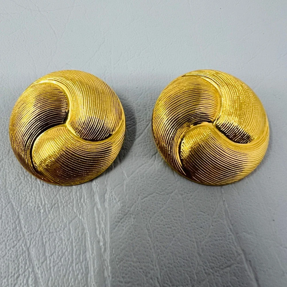 Vintage Gold Tone Swirl Dome Pierced Earrings‎ Textured Ribbed Design